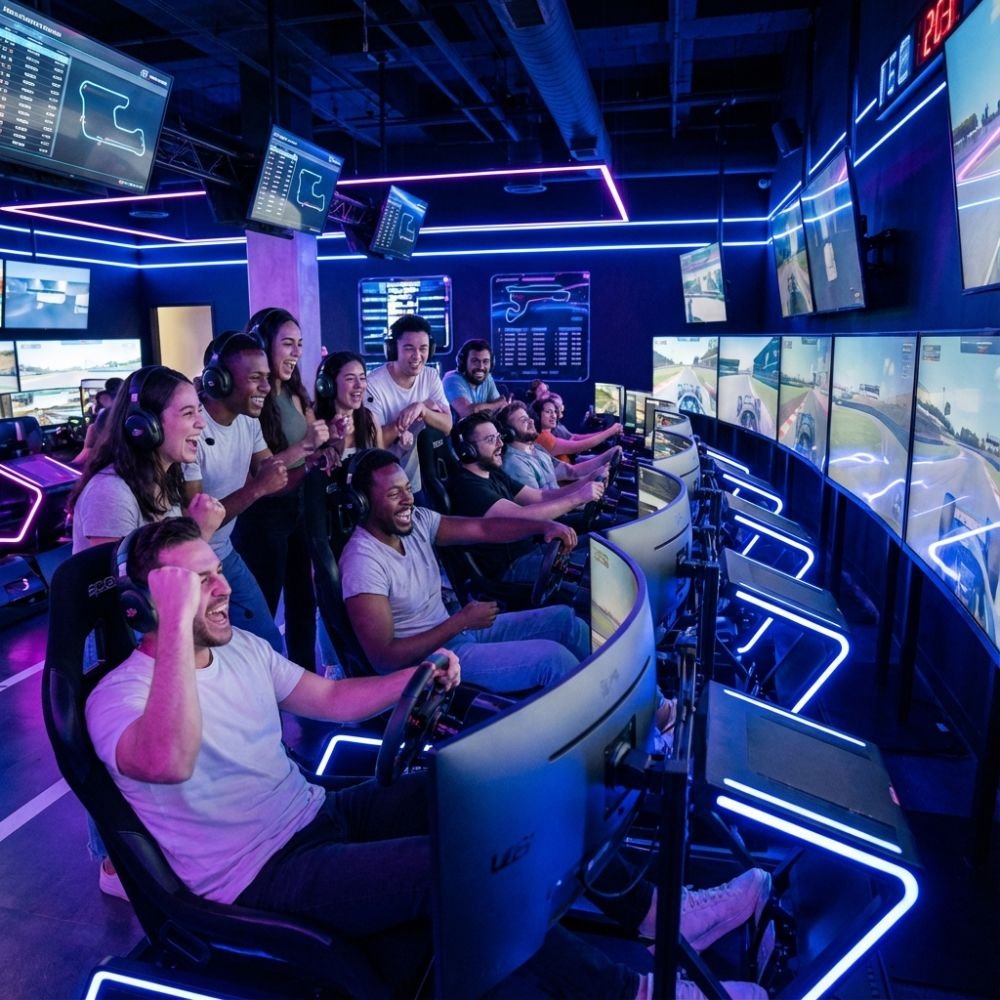 Groupe d'amis supportant un pilote sur un simulateur automobile